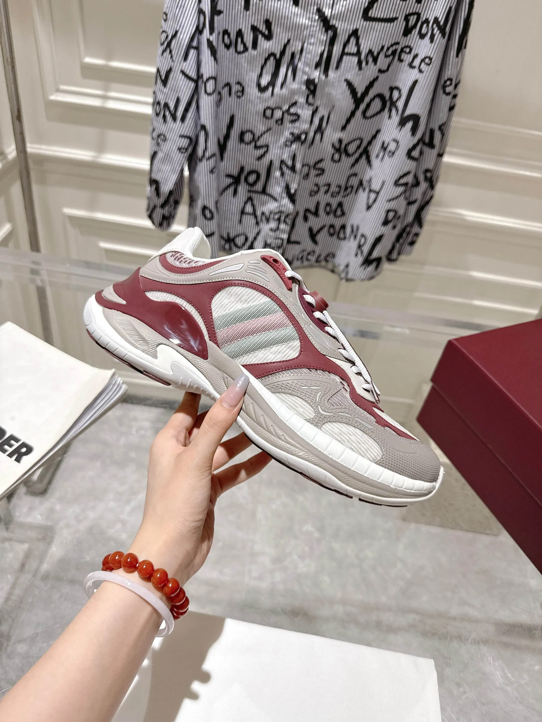 👟👟Ex-factory price 980👟👟Upgraded version with airplane case Gucci Gucci 25ss hot new style couple style retro sports shoes dad shoes This Gucci 2.0 reinterprets the brand's iconic striped webbing elements. This new interpretation of iconic details uses EVA thick soles with a smart silhouette, bringing a stable and comfortable wearing experience. Delivered in exquisite packaging. Fabric: Made of original imported cowhide/technical fabric. Inner foot pad: Breathable mesh. Heel height: 4cm. Sole: Original customized ultra-light foam rubber outsole. Size: 35-45 (women's size 40, men's size 45, custom-made, non-returnable)